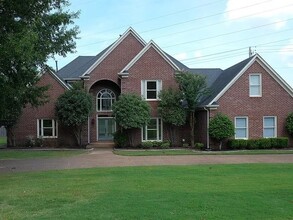 Building Photo - 2520 Fox Hill Dr