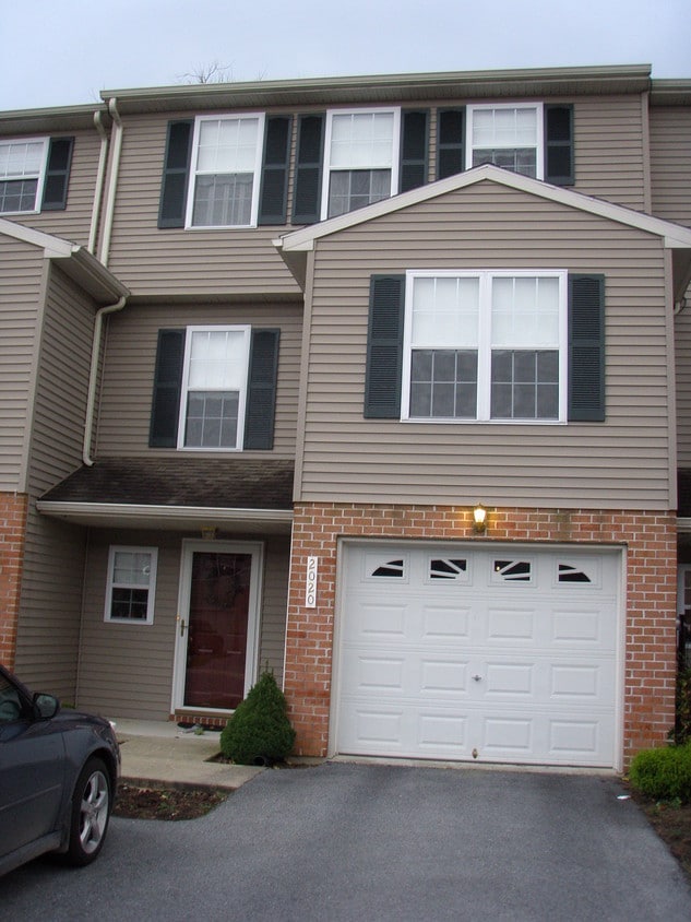 Front Entrance - 2020 Greystone Dr