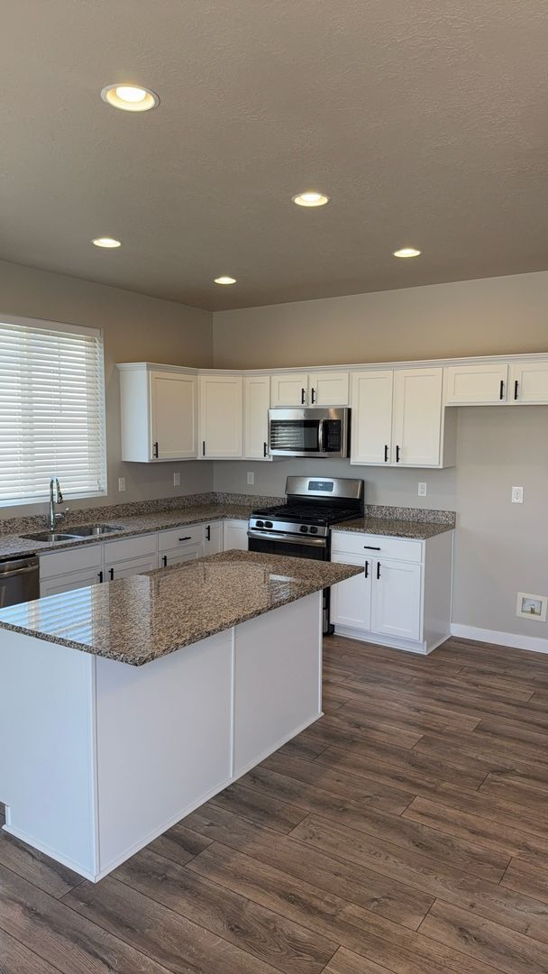 Building Photo - 5 Bedroom/3 Bathroom Harrisville!