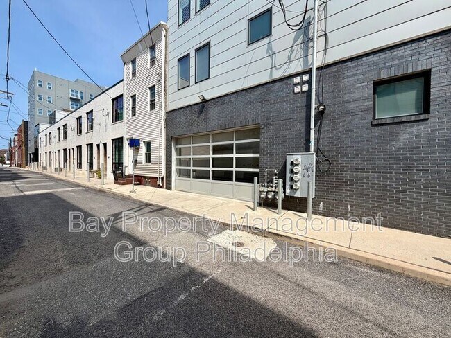 Building Photo - 113 Master St