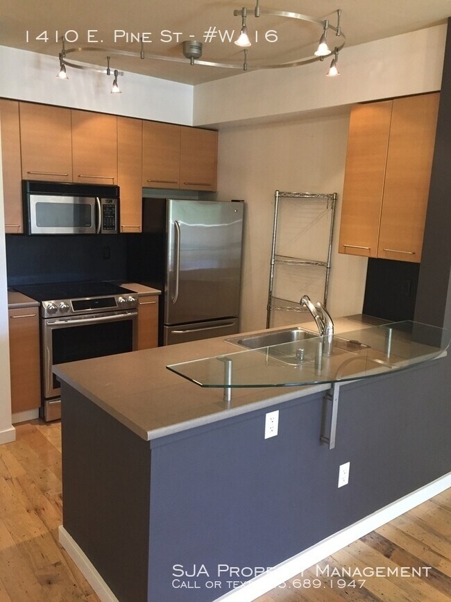 Building Photo - Bright and Updated Unit in Capitol Hill!
