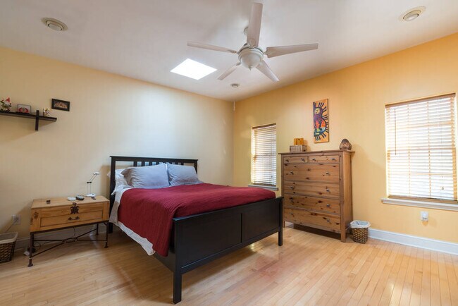 Spacious master bedroom - 639 League St