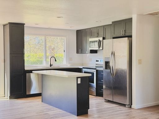 Foto del edificio - Charming 4BR Home with Huge Yard - W/D and Garage