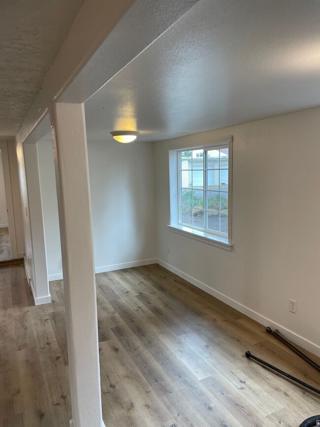 Foto del edificio - 2 Bed / 1 Bath House in Quiet West Salem Hills!!! $99 First Month's Rent!