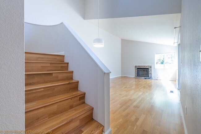 Building Photo - Join the Tanasbrook Community! Lovely 4 be...