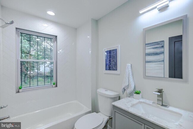 Building Photo - 1420 Eastern Ave NE