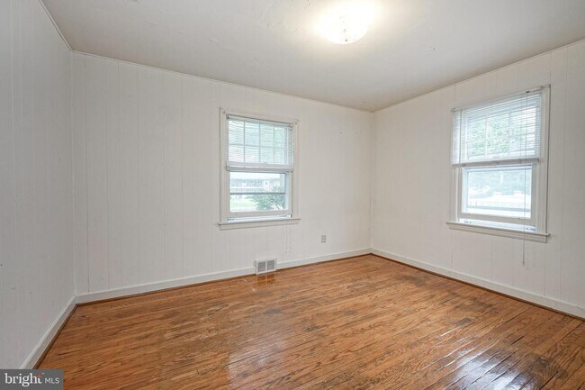 Building Photo - 553 E Holly Ave