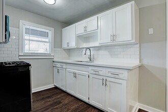 Building Photo - 125 W Pecan Ln