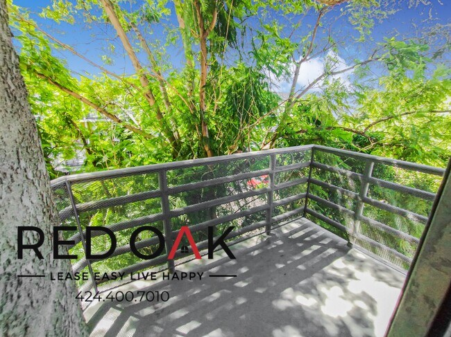 Foto del edificio - 8430 Cedros Ave