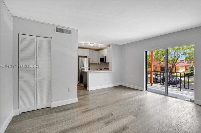 Foto del edificio - 7241 Miami Lakes Dr