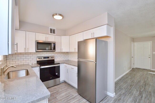 Building Photo - 645 N Arrowhead Dr