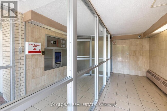 Building Photo - 390-1390 Dixon Rd