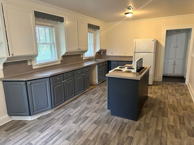 Building Photo - Charming Ranch Style Home in Midland, NC!