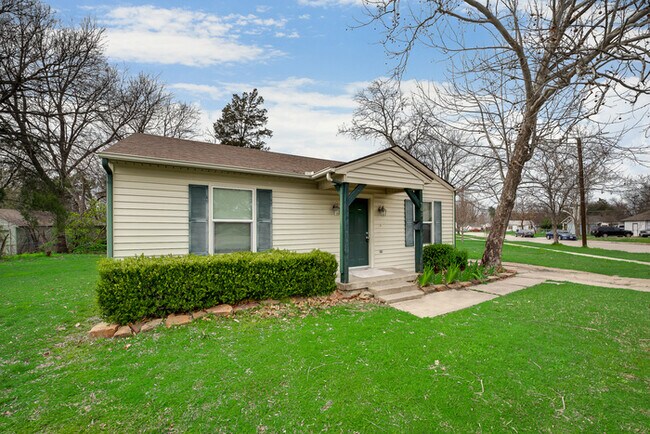 Building Photo - 701 Cedar Dr