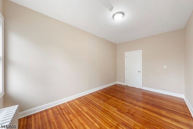 Foto del edificio - 49 Caldwell Pl