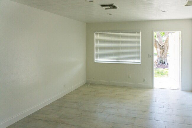 Building Photo - 805 NW 5th Ave