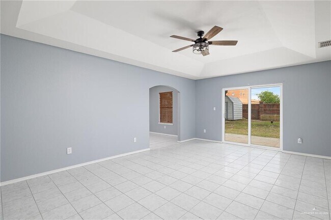 Foto del edificio - 2401 Wildflower Dr