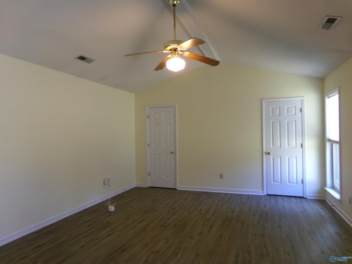 Building Photo - 732 Wynsom Dr SE