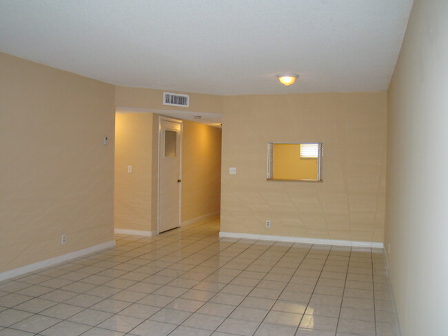 Foto del edificio - Move-In Special: One Month Free + Competit...