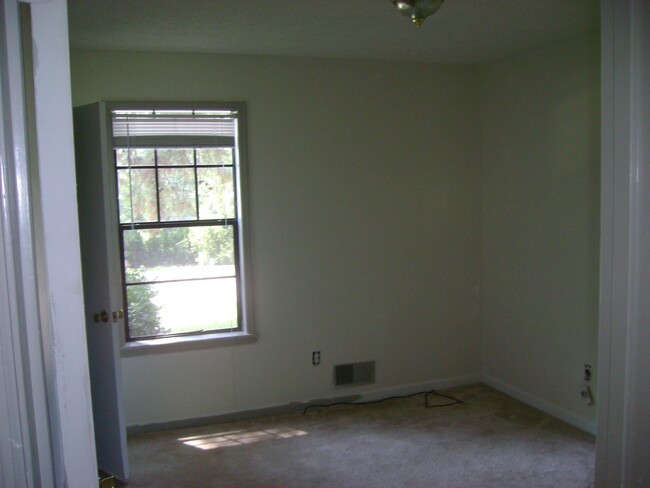 Building Photo - 200 Carriage Cir