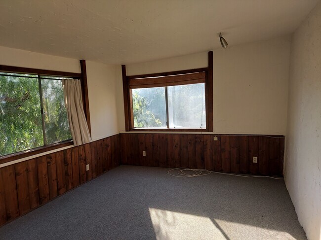 Large living room 12 ft by 18 ft. Air conditioning. Wall heater. Overlooking garden and other backya - 1762 Rotary Dr