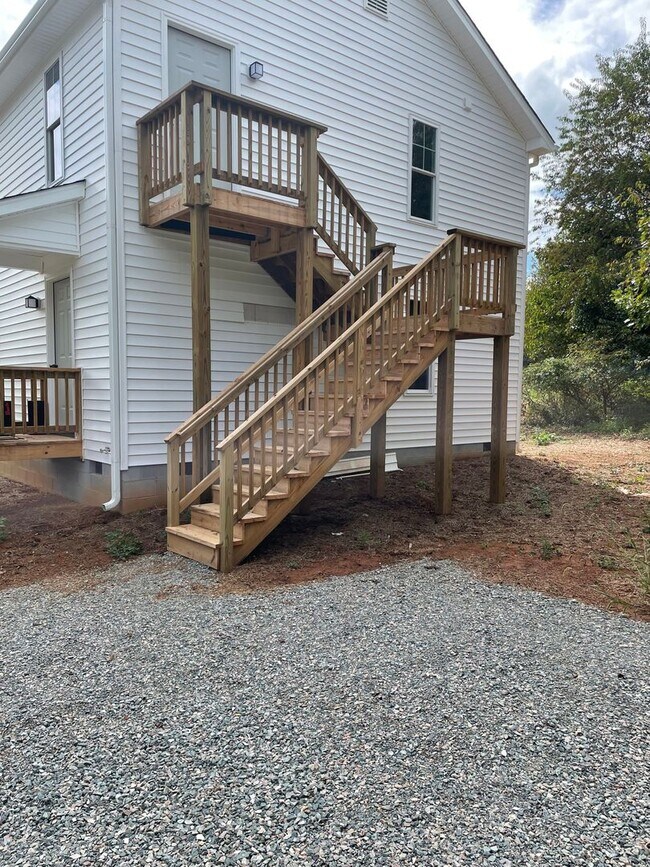 Building Photo - 3 Bedroom Duplex in CUMBERLAND, VA
