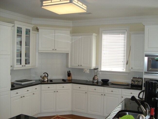 Foto del edificio - 4B Channel Ave