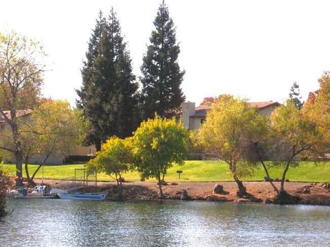 Lago del parque de California - Lakeview Apartments