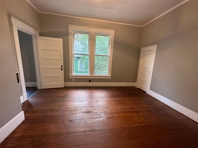 Building Photo - Remodeled Stoner Hill Gem