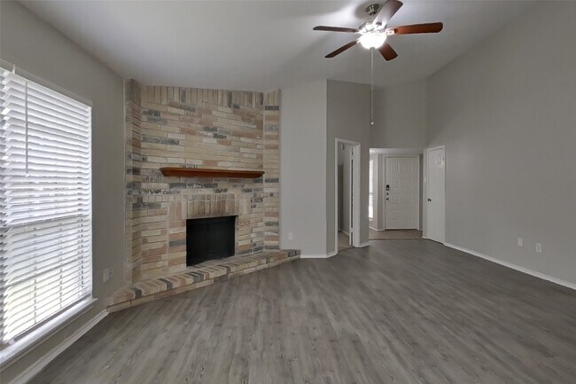 Foto del edificio - 7811 Bluff Trail Dr