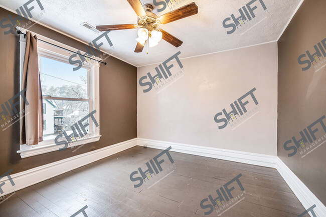 Building Photo - 1104 Jennette #2 - Cozy Upper unit!