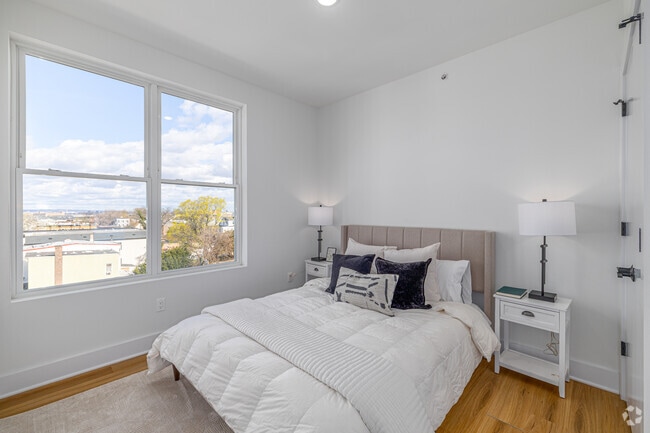 1BR, 1BA - 422SF - Bedroom - 30-32 McAdoo Ave - ASK ABOUT OUR RENT SPECIAL