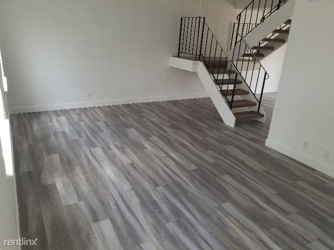 Building Photo - 3 br, 1.5 bath Townhome - 4450 Townehome dr