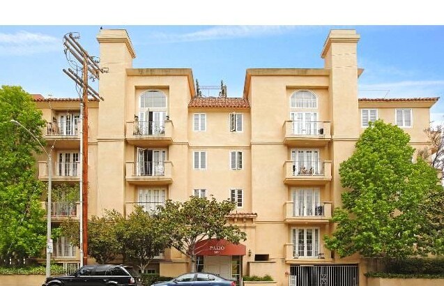 Building Photo - High vaulted ceilings open floor plan cond...