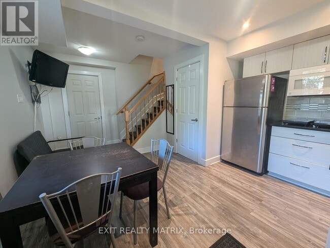 Photo du bâtiment - 222 Ave Blackburn