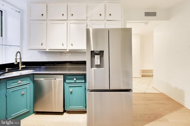 Foto del edificio - 3014 Dent Pl NW