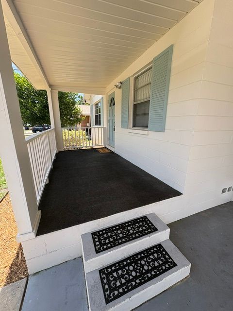 Building Photo - 1014 E Okaloosa Ave