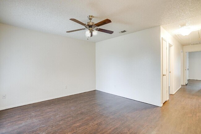 Foto del edificio - Charming 3 Bedroom Home with 2 Full Baths