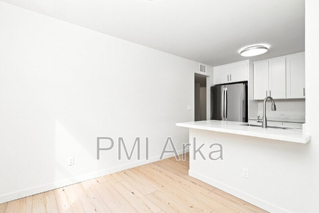 Building Photo - 9800 Roosevelt Way NE