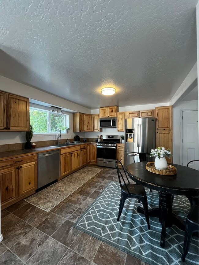 Building Photo - 606 Residence St