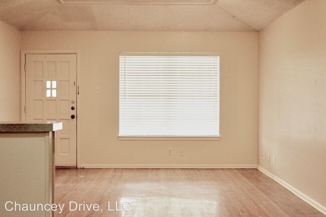 Building Photo - 606-618 Chauncey Dr