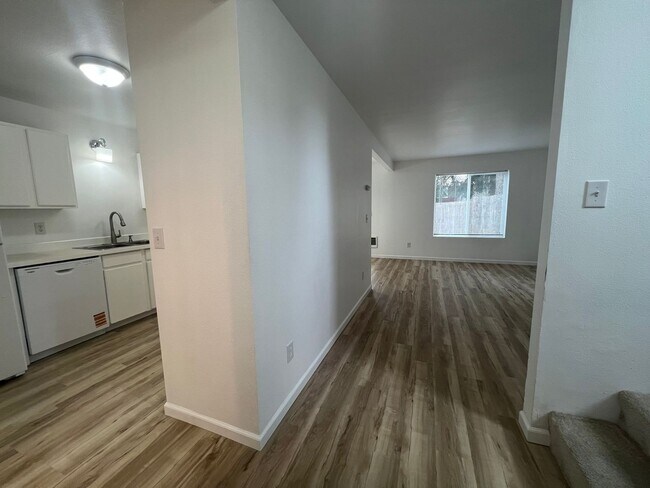 Foto del edificio - Remodeled Westside Duplex (B)