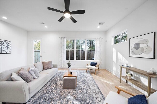 Foto del edificio - 6404 Highland Pine Ln