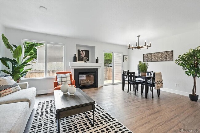Building Photo - Beautiful, updated, spacious unit!
