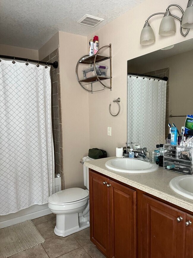 Foto del edificio - Avalon Park corner end Townhome featuring ...