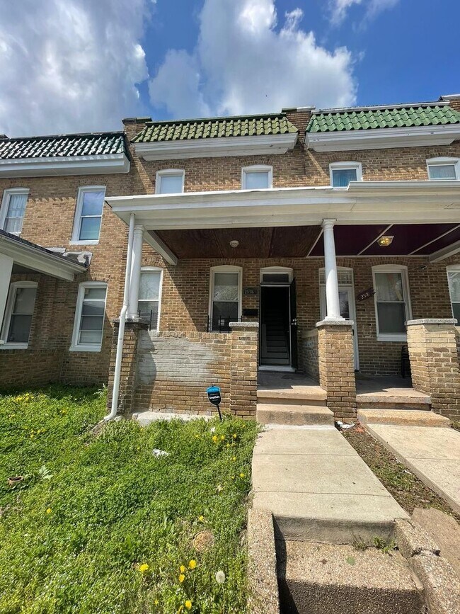 Foto del edificio - 2 Bedroom + Den Home with Porch, Fenced Yard, and Water Included on Barclay Street