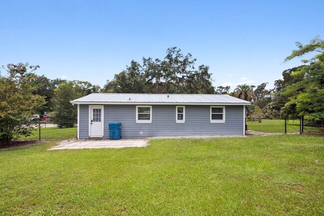 Foto del edificio - 2 Bedroom Single Family in DeLand