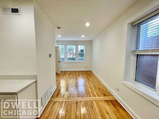 Foto del edificio - 1851 W Dickens Ave