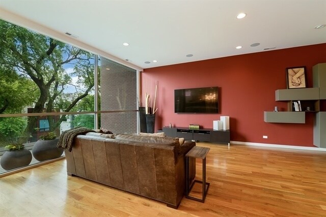 Foto del edificio - 2323 N Leavitt St