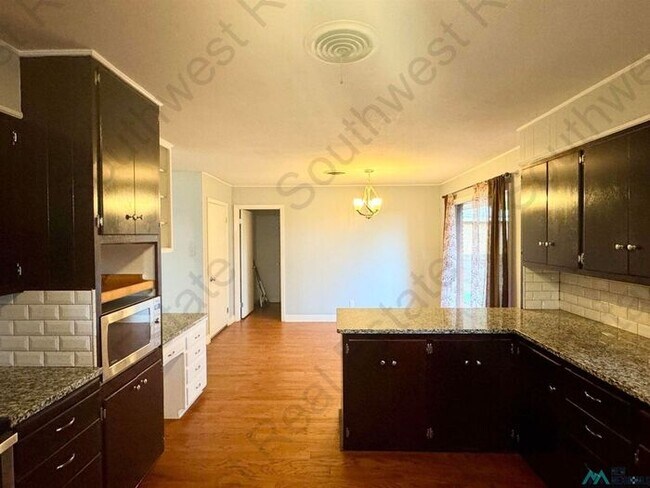 Foto del edificio - Beautiful 3 bedroom 2 bath brick home
